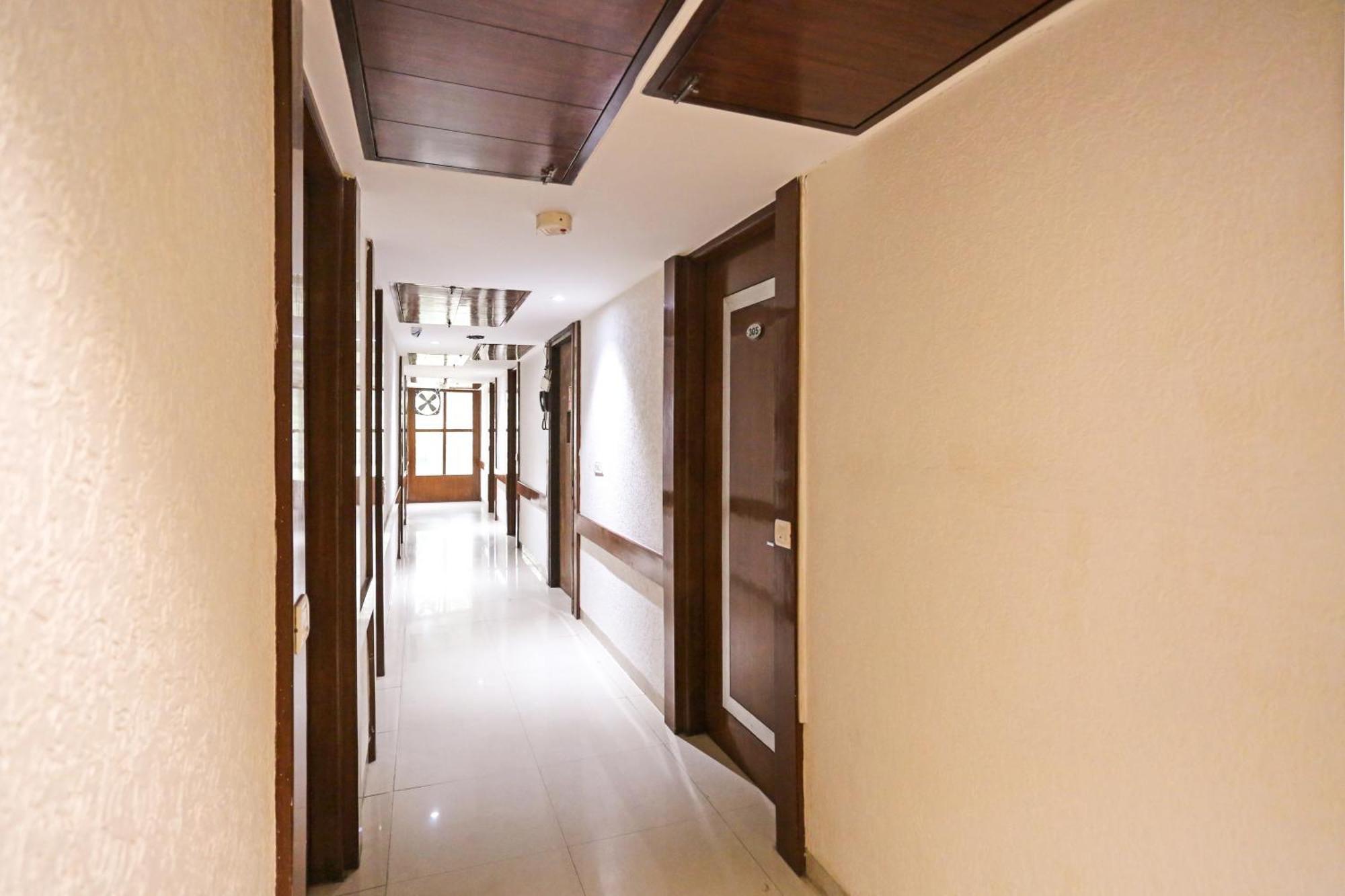 Hotel Silky Palace Near Igi Airportt Ню Делхи Екстериор снимка