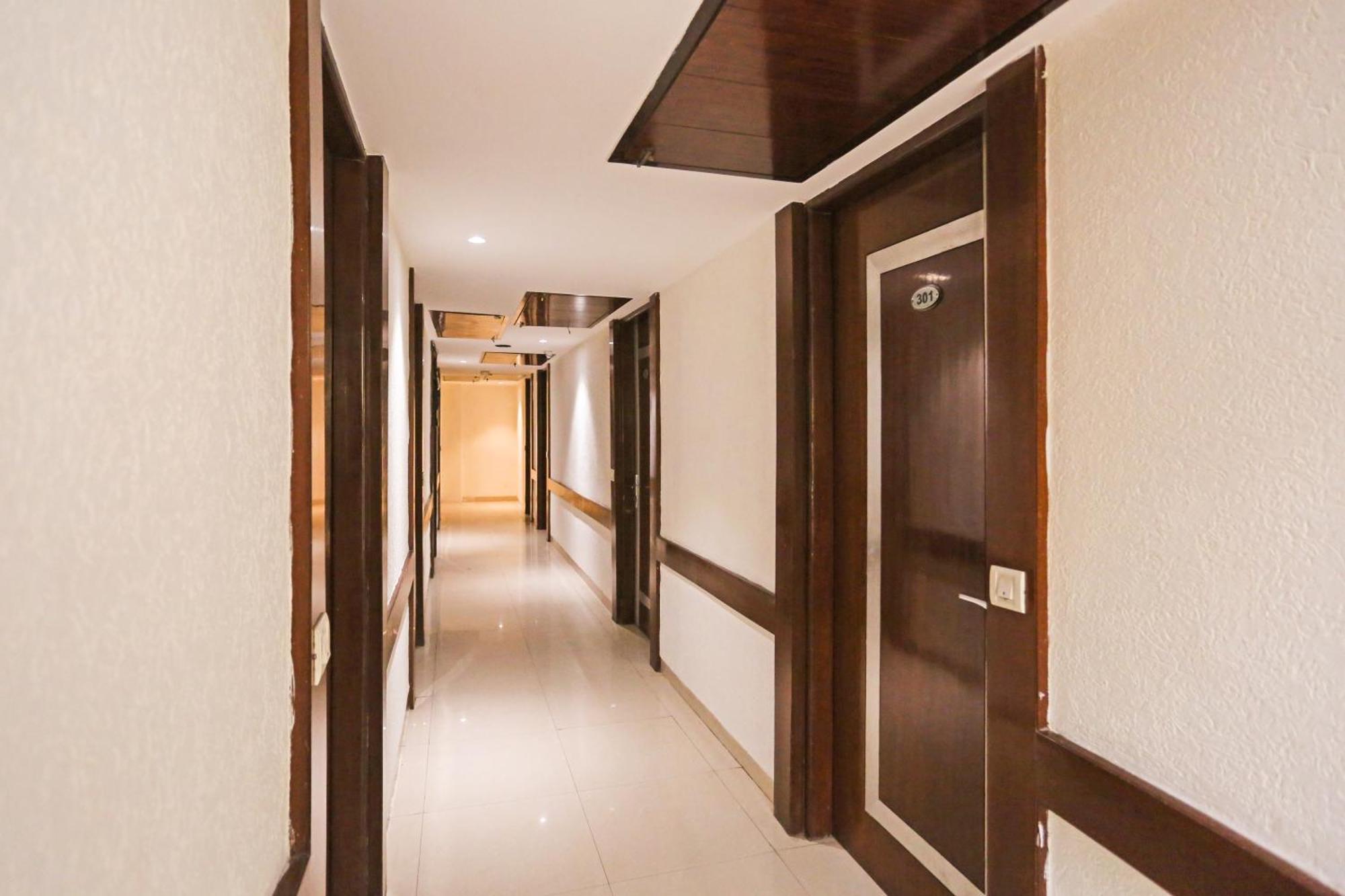 Hotel Silky Palace Near Igi Airportt Ню Делхи Екстериор снимка