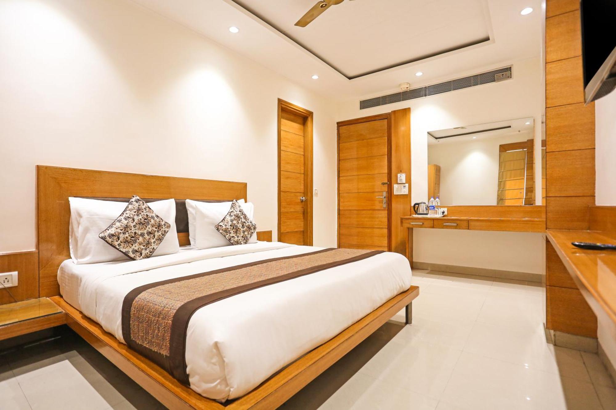 Hotel Silky Palace Near Igi Airportt Ню Делхи Екстериор снимка