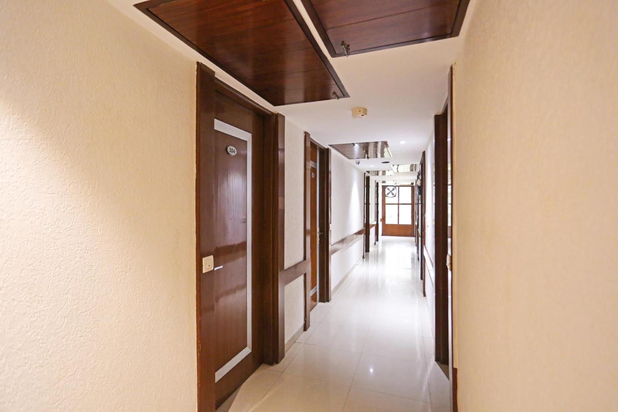 Hotel Silky Palace Near Igi Airportt Ню Делхи Екстериор снимка