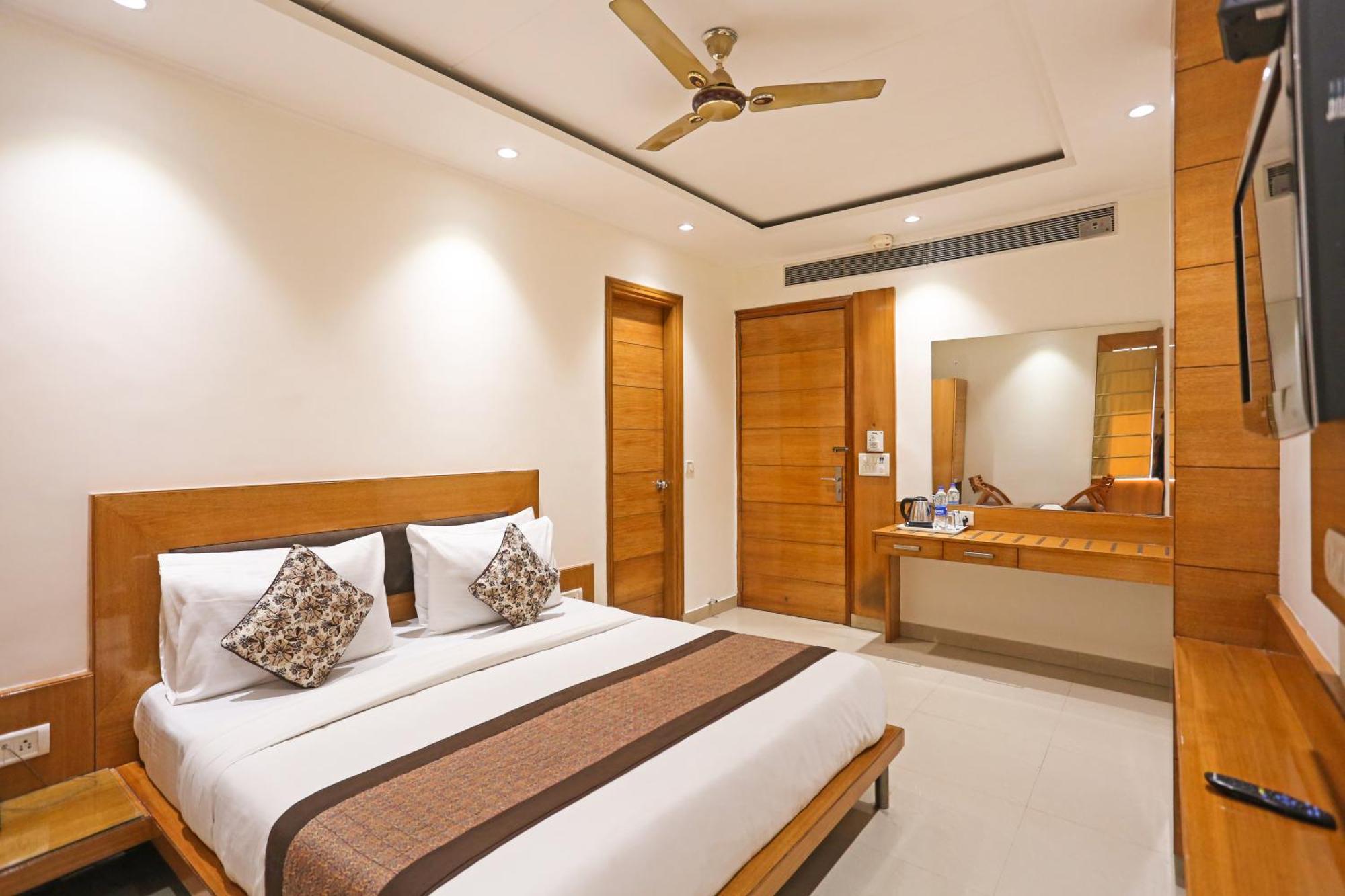 Hotel Silky Palace Near Igi Airportt Ню Делхи Екстериор снимка
