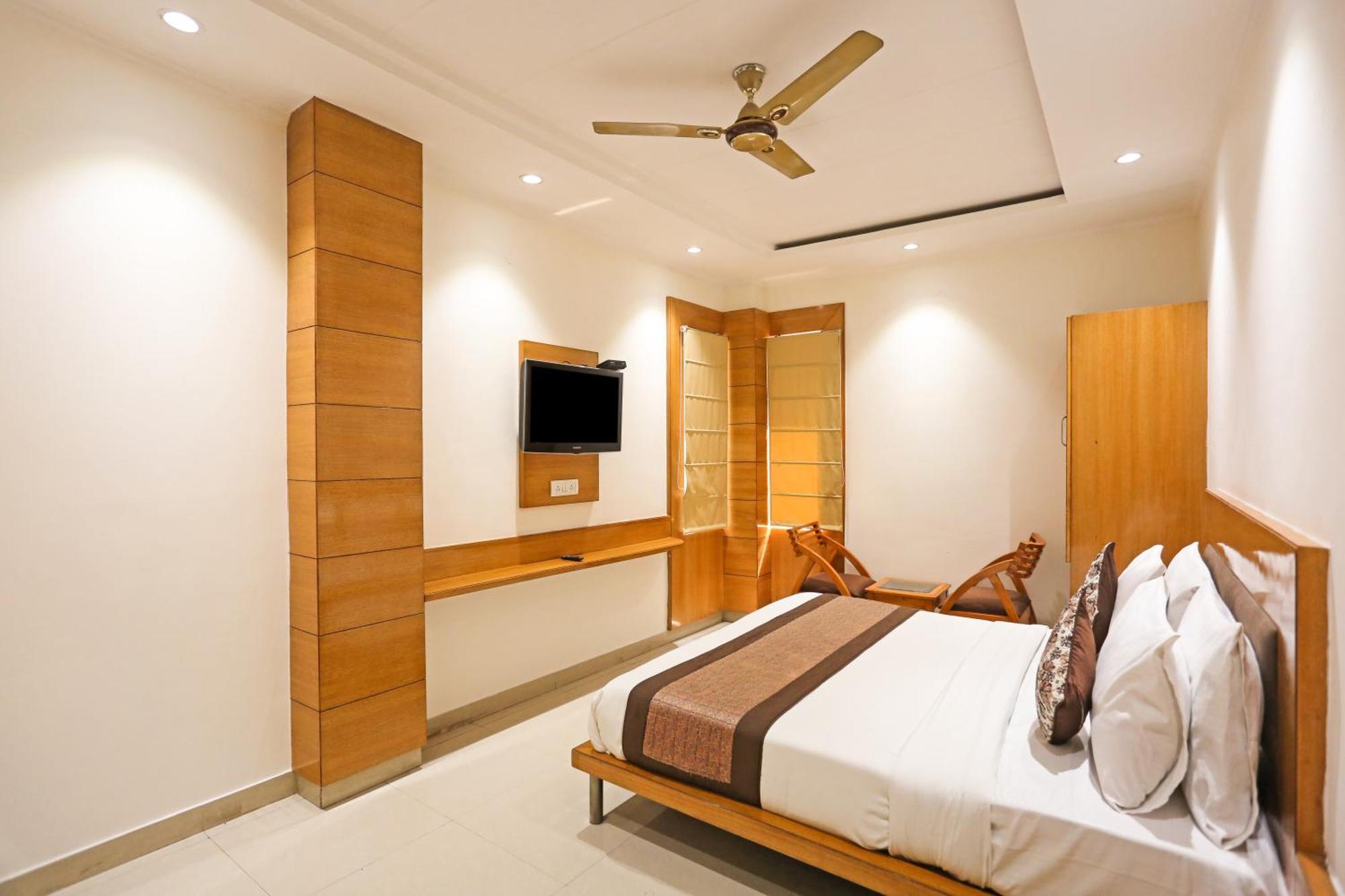 Hotel Silky Palace Near Igi Airportt Ню Делхи Екстериор снимка