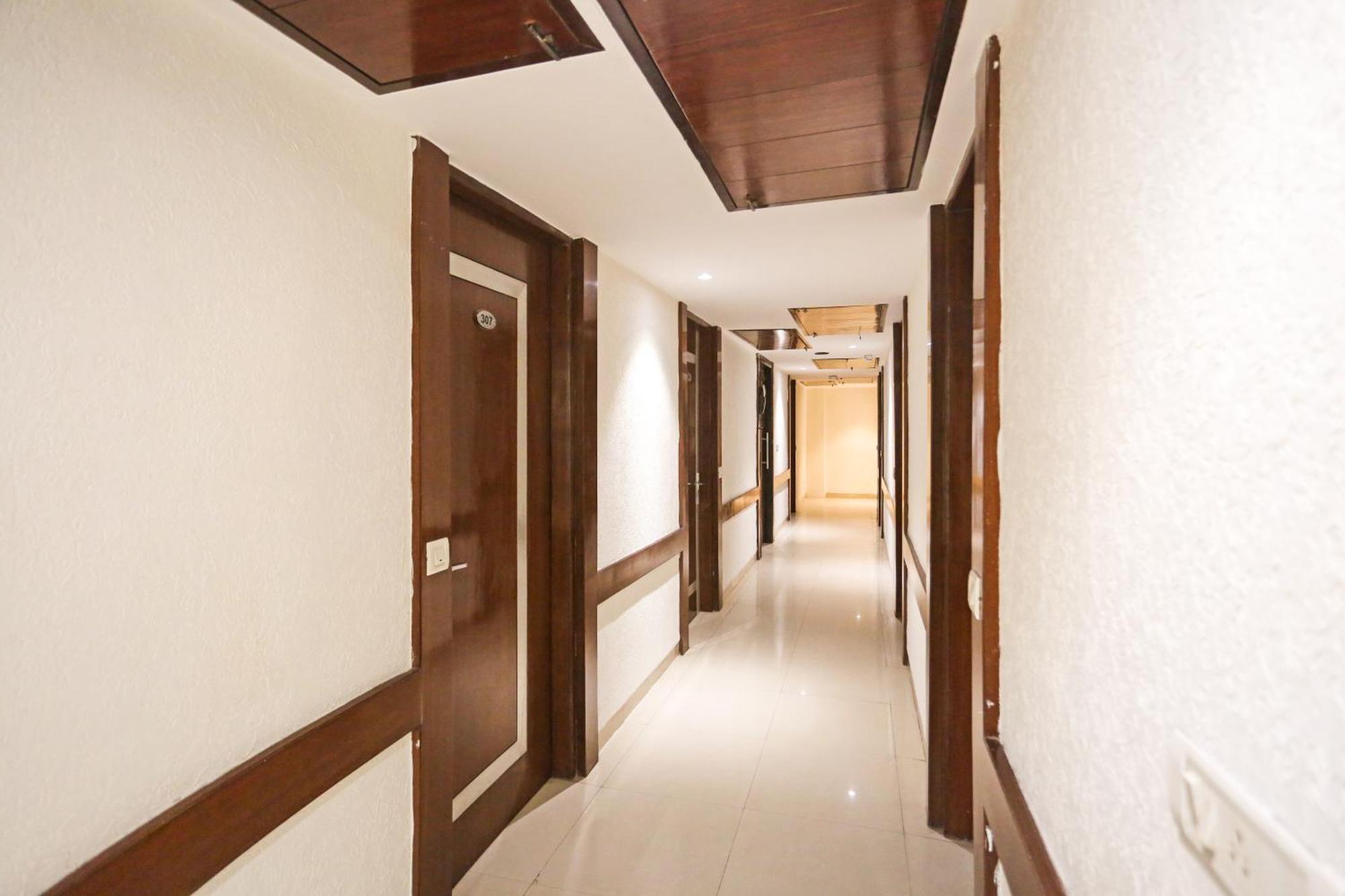 Hotel Silky Palace Near Igi Airportt Ню Делхи Екстериор снимка