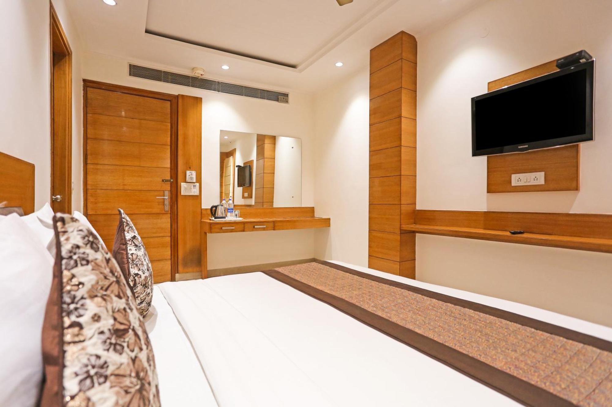 Hotel Silky Palace Near Igi Airportt Ню Делхи Екстериор снимка