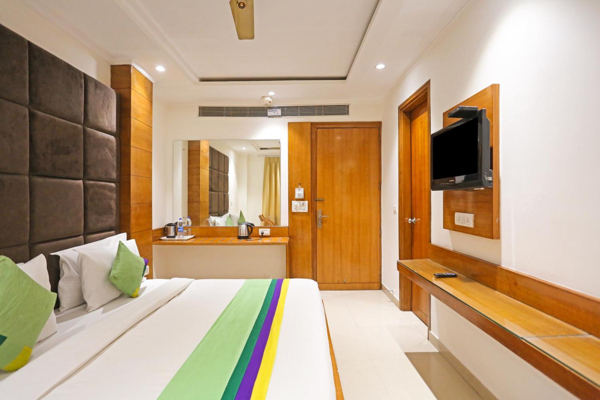 Hotel Silky Palace Near Igi Airportt Ню Делхи Екстериор снимка