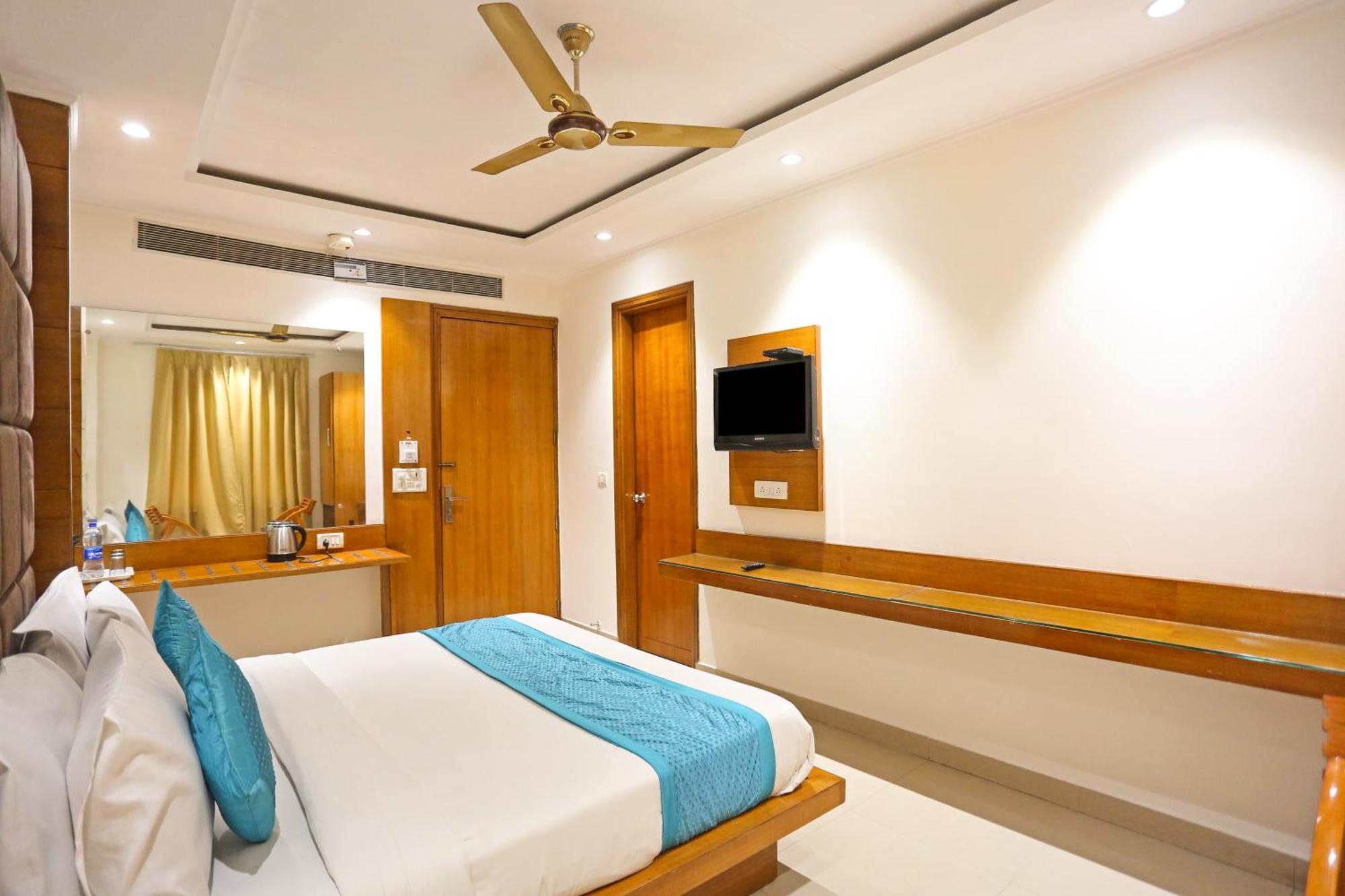 Hotel Silky Palace Near Igi Airportt Ню Делхи Екстериор снимка