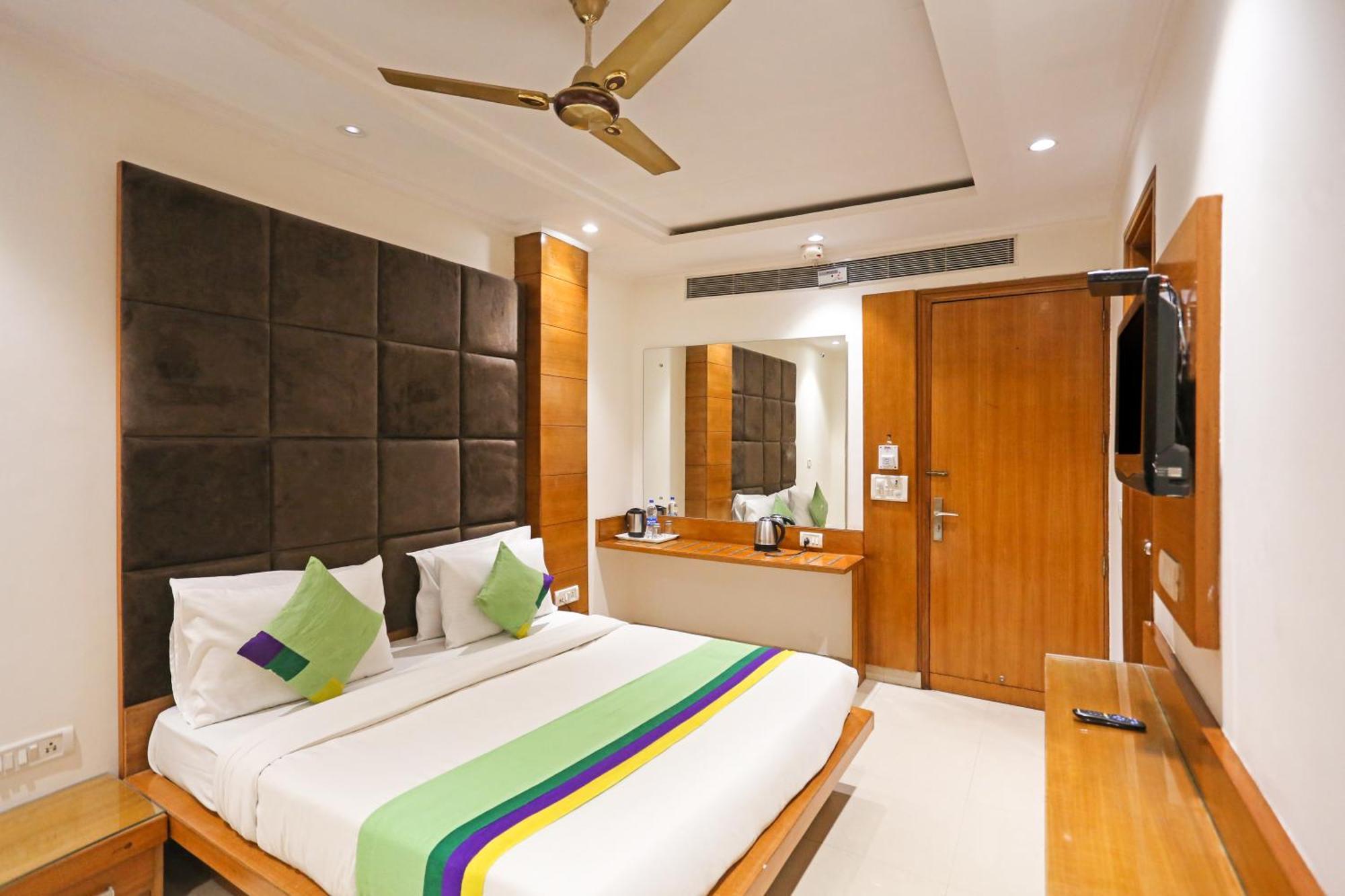 Hotel Silky Palace Near Igi Airportt Ню Делхи Екстериор снимка