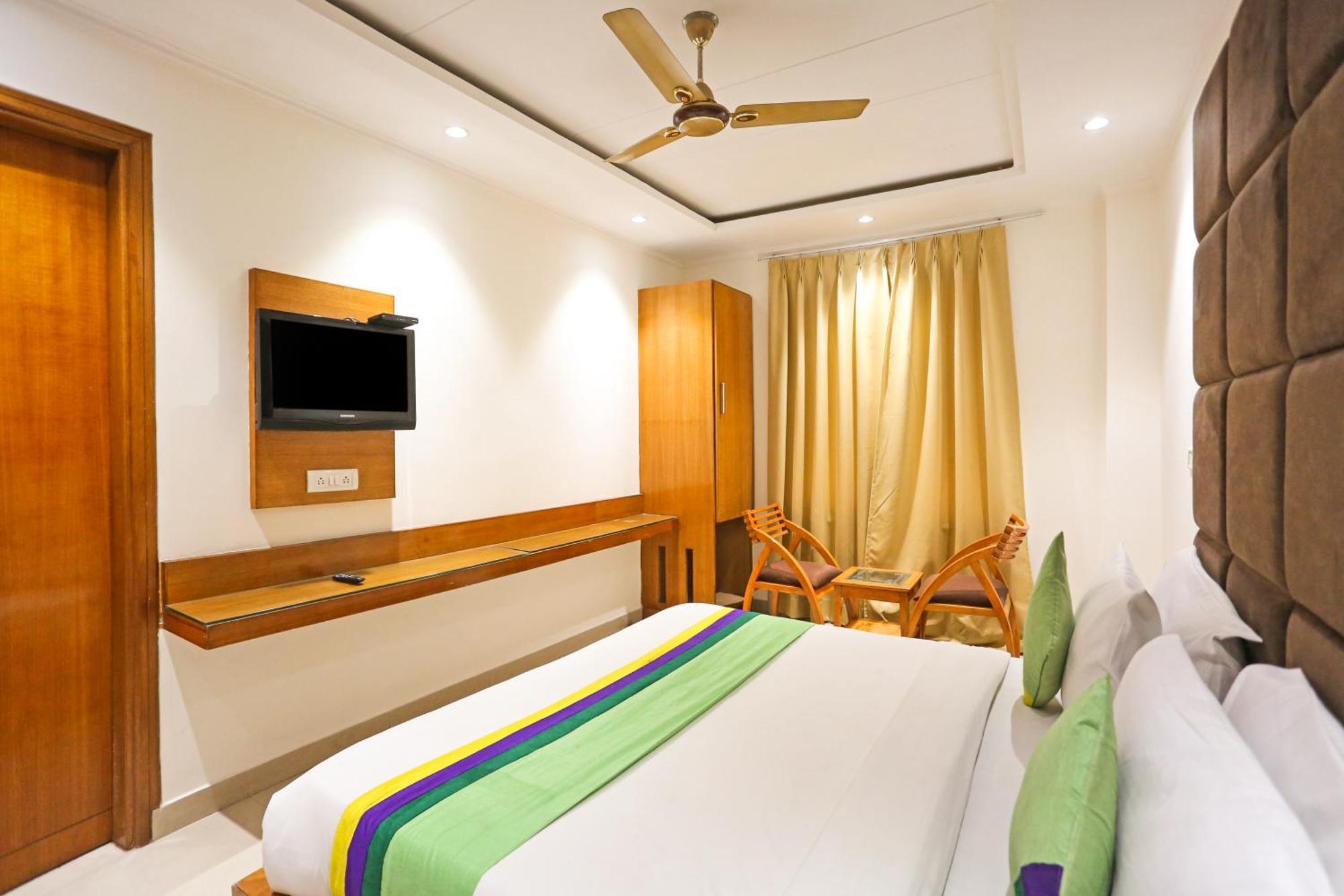 Hotel Silky Palace Near Igi Airportt Ню Делхи Екстериор снимка