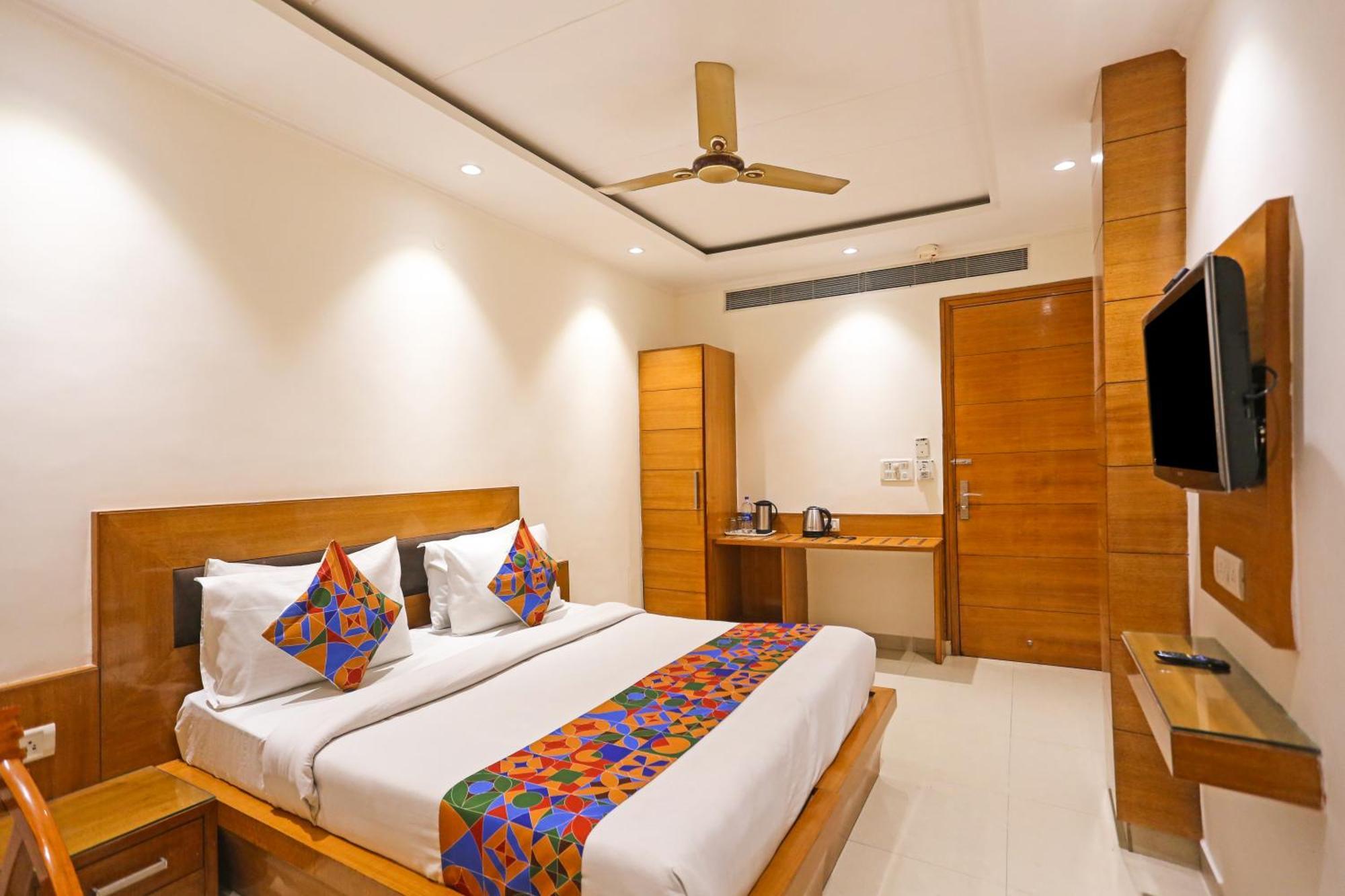 Hotel Silky Palace Near Igi Airportt Ню Делхи Екстериор снимка