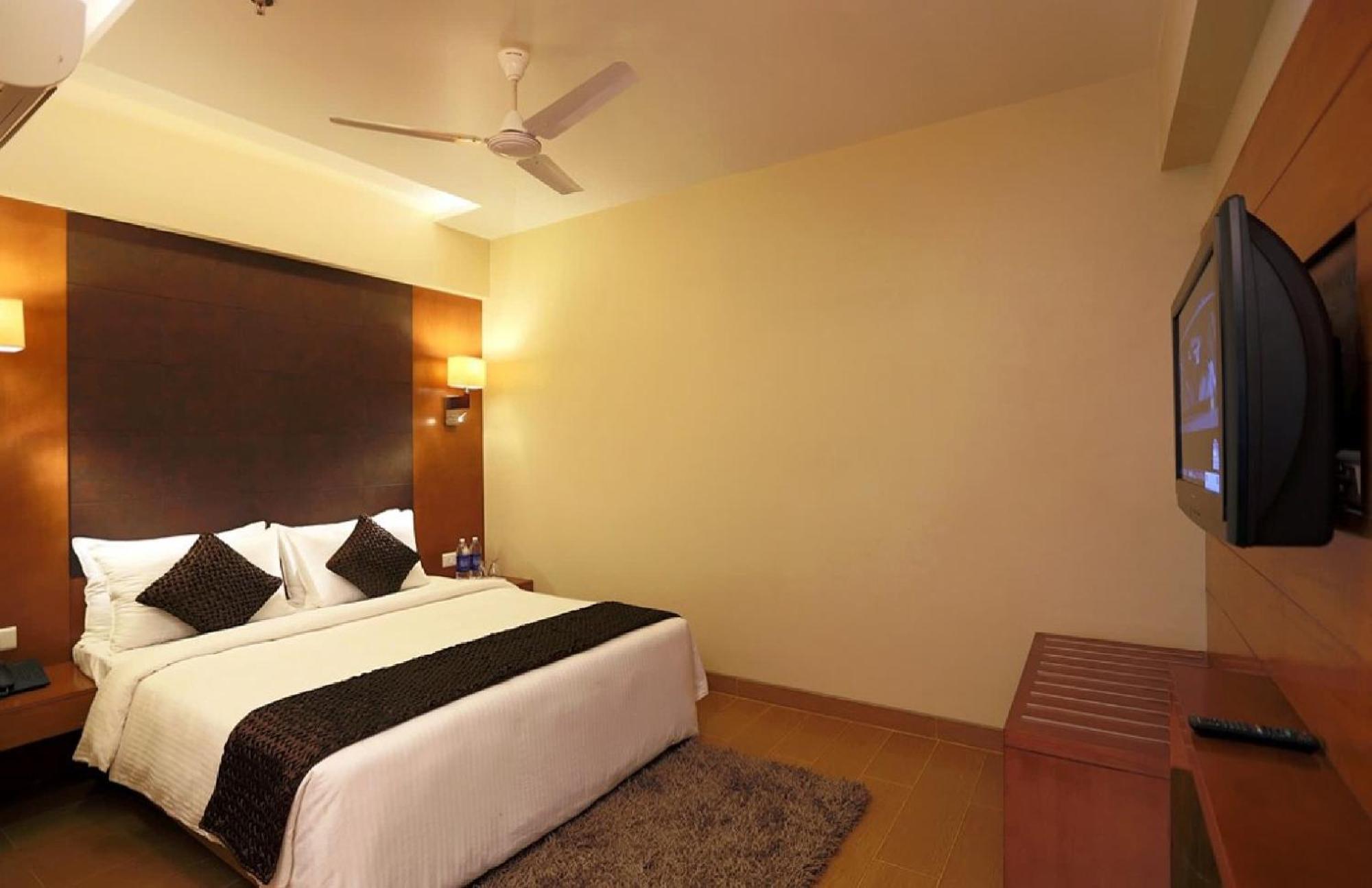 Hotel Silky Palace Near Igi Airportt Ню Делхи Екстериор снимка